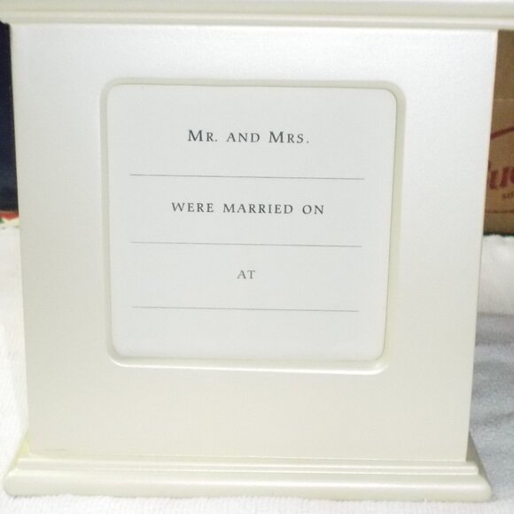 NWOT Hallmark Wedding photo album box in off white - Picture 9 of 9